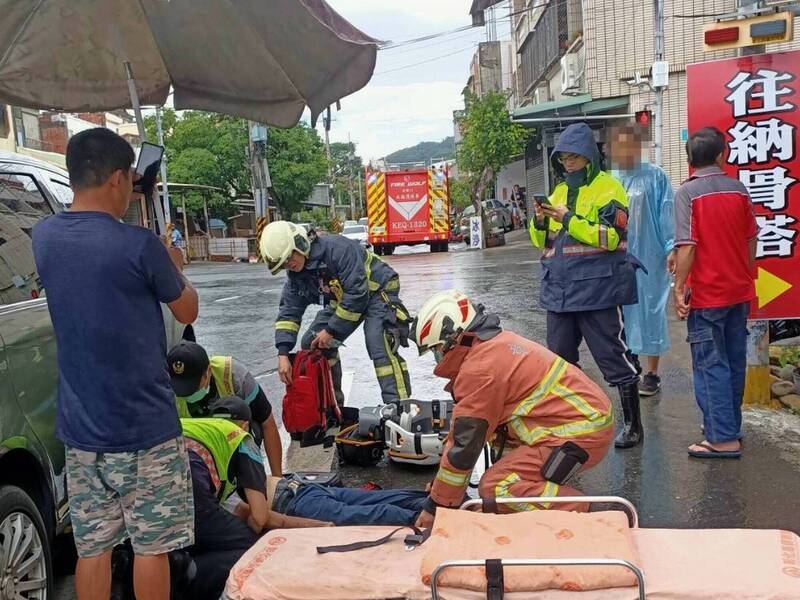 停紅燈突倒地！彰化騎士「遭後車輾壓」卡底盤　送醫死亡