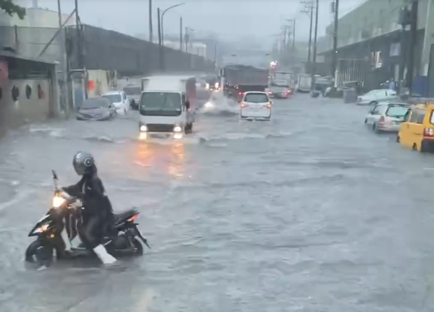 豪雨強襲桃園！3區「馬路淹成河」驚險畫面曝　南崁地下室變瀑布