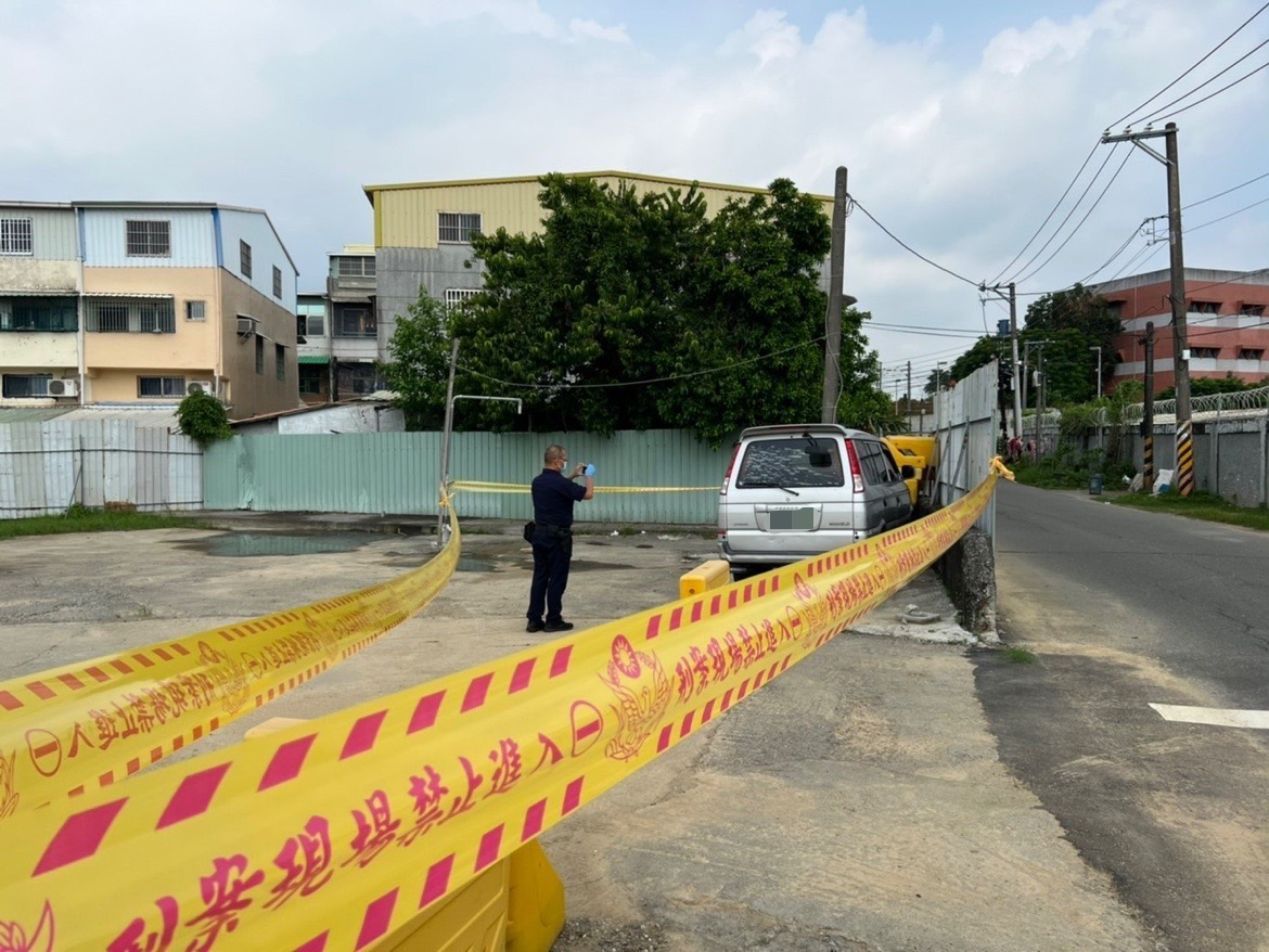 高雄工地詭停小貨車！靠近一看「竟坐著男屍」　他四肢僵硬、膨脹死亡