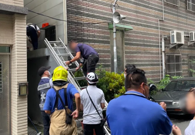 防颱檢查漏水！高雄男爬屋頂竟踩空　下秒「慘墜鄰居家陽台」急送醫