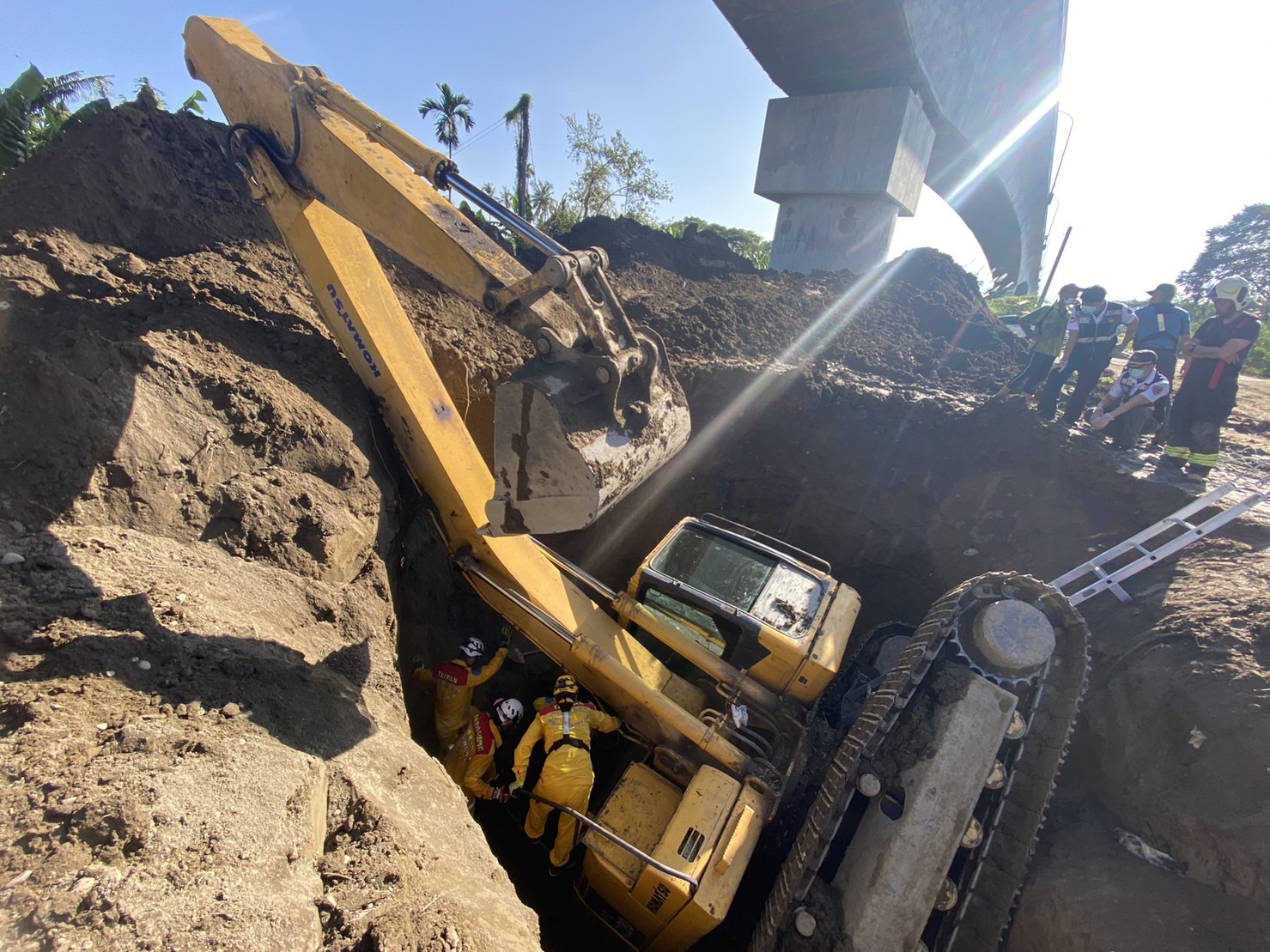 施工慘翻墜土坑！高雄挖土機「遭土石掩埋」　駕駛救出死亡