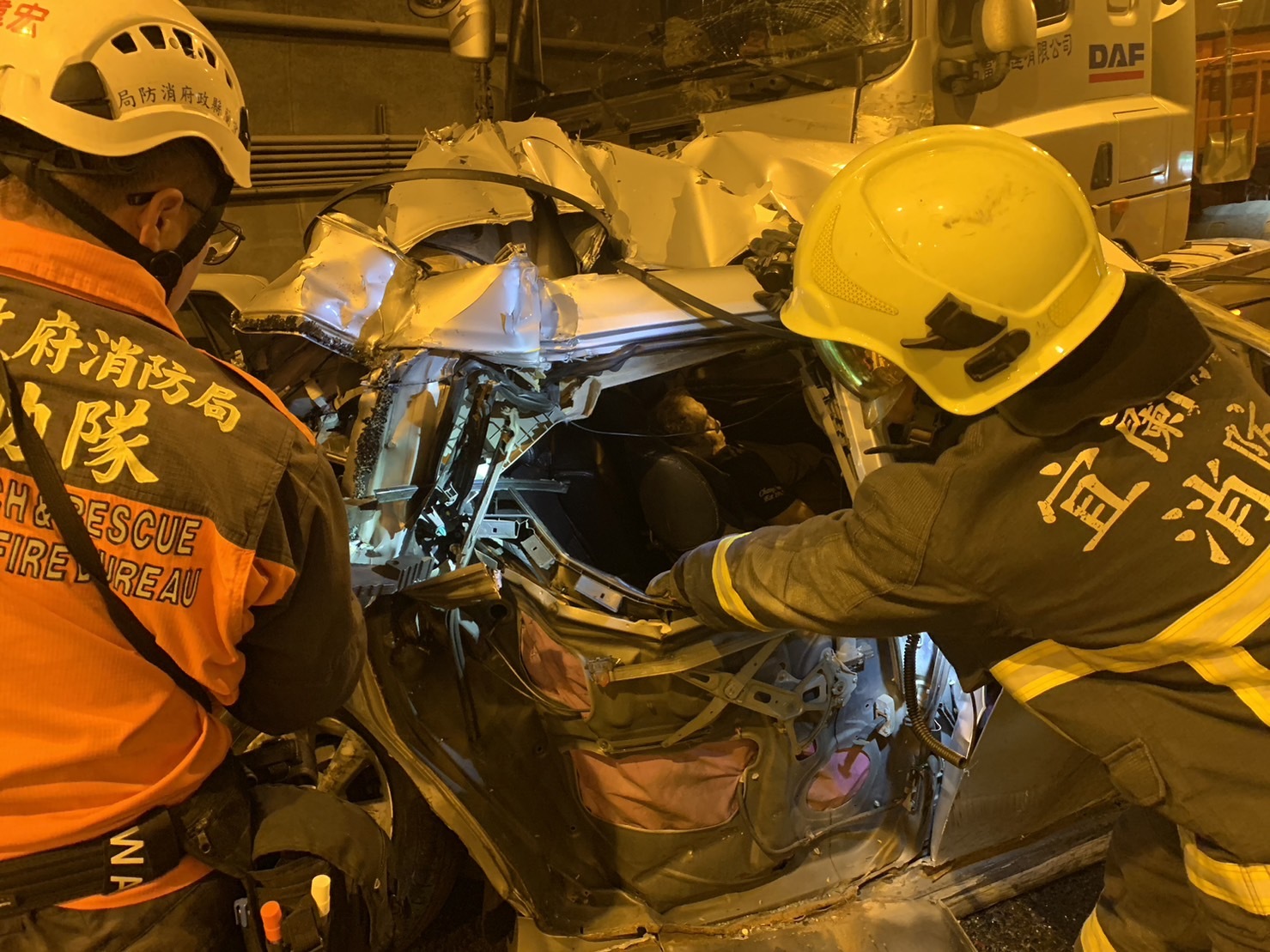 駕駛死亡！新澳隧道16車「恐怖撞擊視角」　騎士遭輾車底：救命…