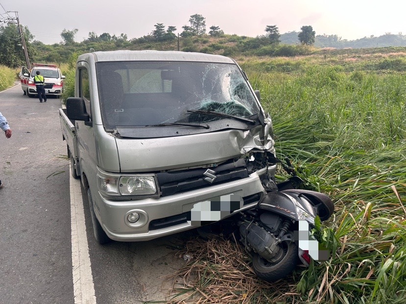 遭小貨車衝撞！高雄男女雙載「機車慘捲車底」半身消失　1命危1傷