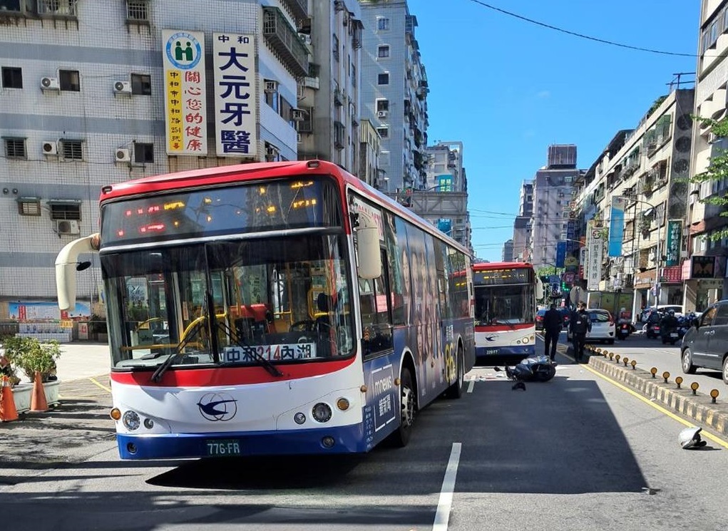 擦撞重摔！中和女騎士「遭公車輾壓」手斷、頭血腫　送醫死亡