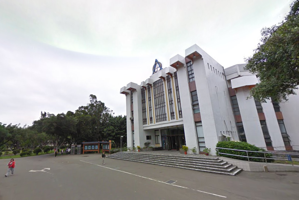 輔大驚傳墜樓！23歲女「突翻越3F防護網」摔下斷腿　學生目睹嚇壞