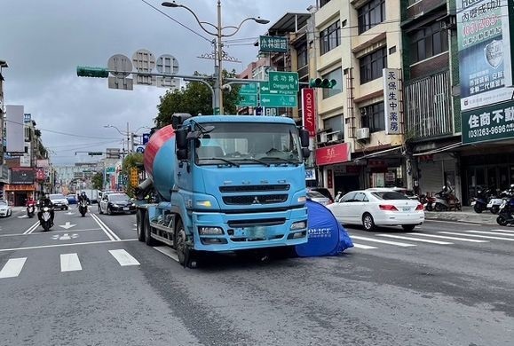 單車婦闖紅燈！下秒「入視線死角」遭水泥車輾斃　滿地血死亡