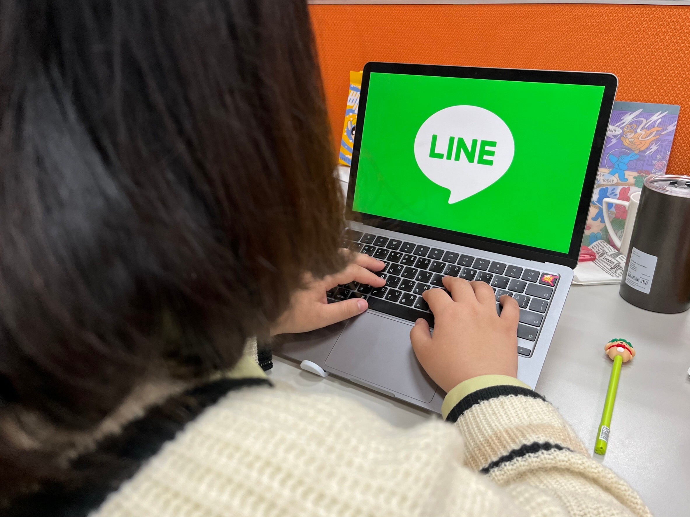 聖誕用到跨年！LINE「10款免費貼圖」快下載　超萌醜白兔必擁有