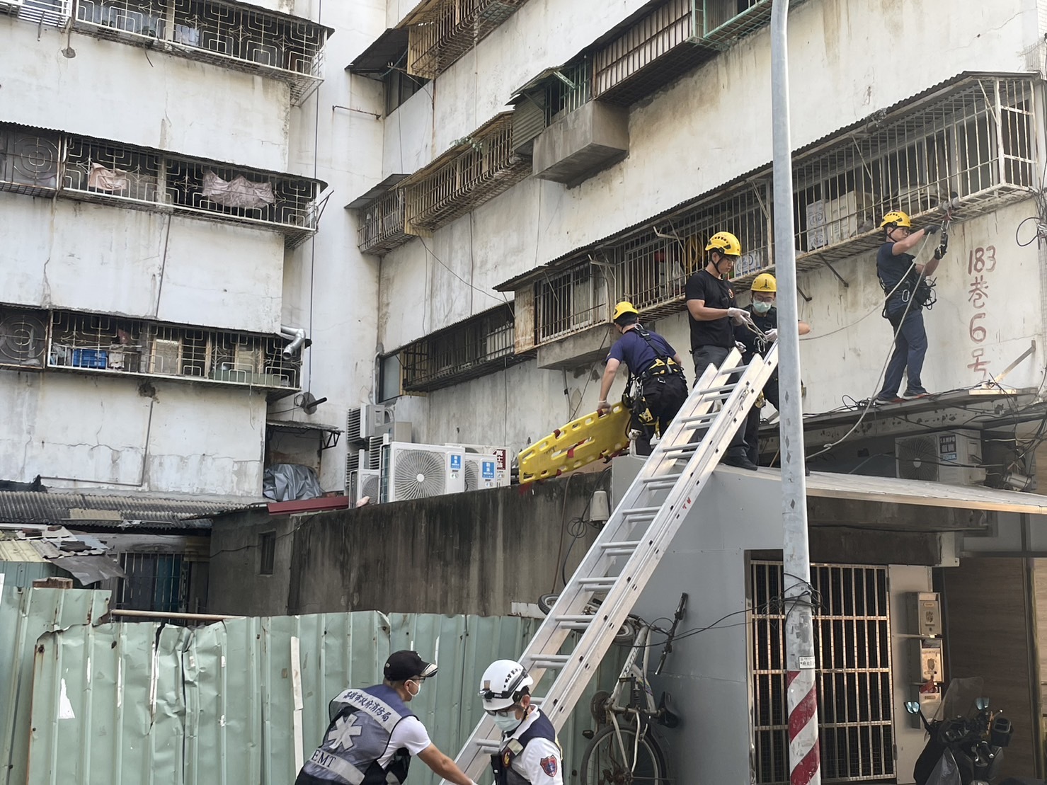 刷牙驚見有人墜樓！高雄男「高處直摔卡冷氣架」　白髮母淚崩祈禱