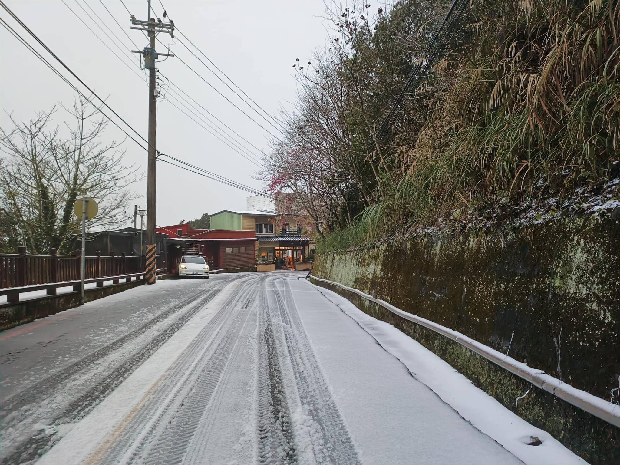 新竹下雪了！尖石鄉「積雪超過5cm」禁止入山：2路段進行管制