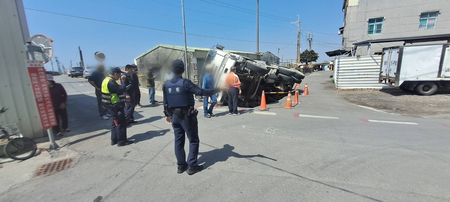 高雄爆天坑！預拌車倒車「路面驚險坍塌」　整輛摔入慘壓隔壁房