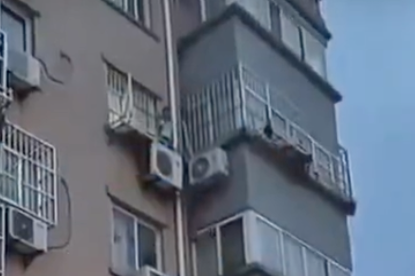 男童站五樓窗外家長仍「持棍毆打」　受驚嚇當場從五樓跳下！命危急救中