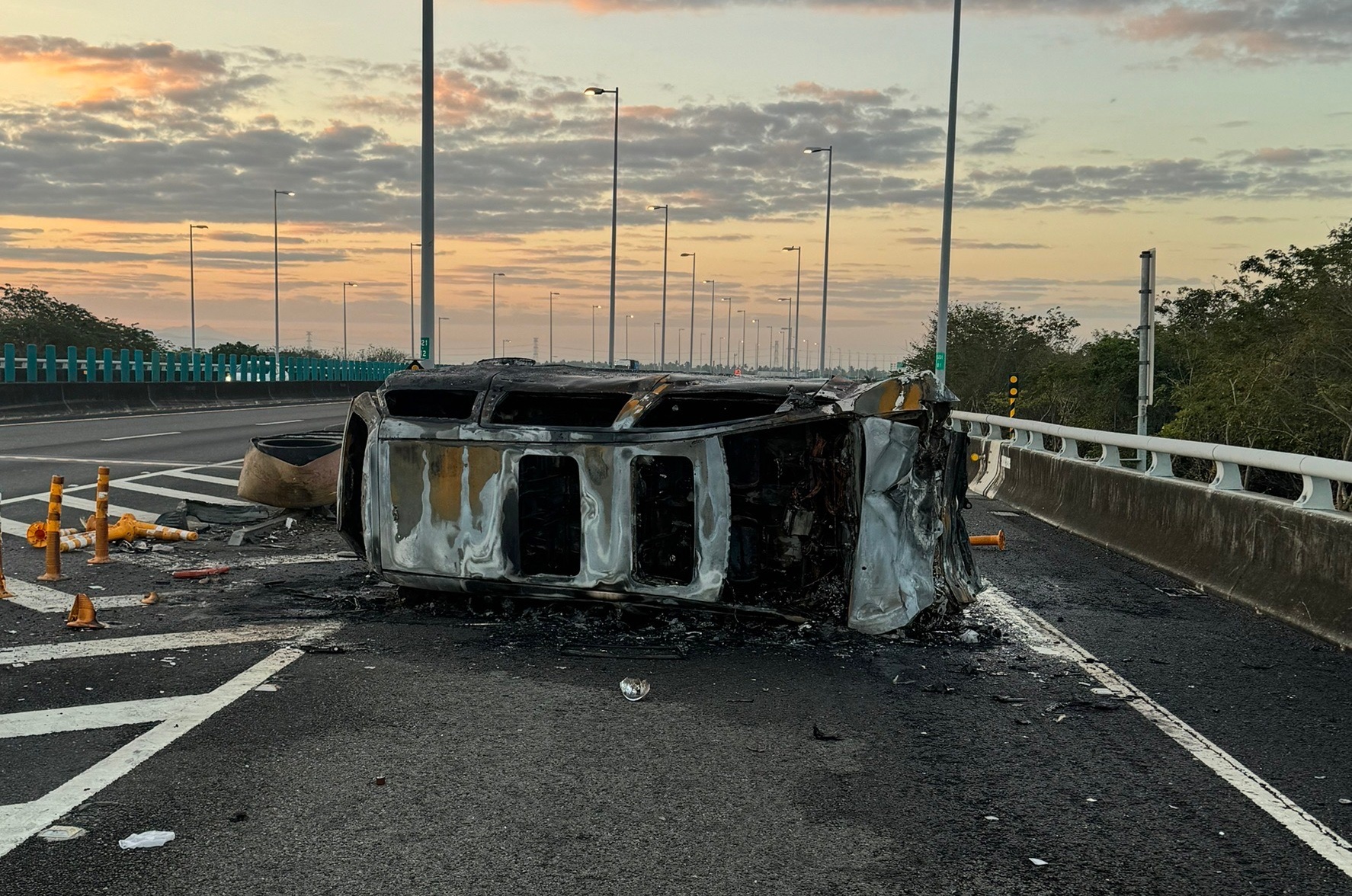 國3南向421.3K火燒車！駕駛「自撞分向桿」翻覆　燒成廢鐵釀1死