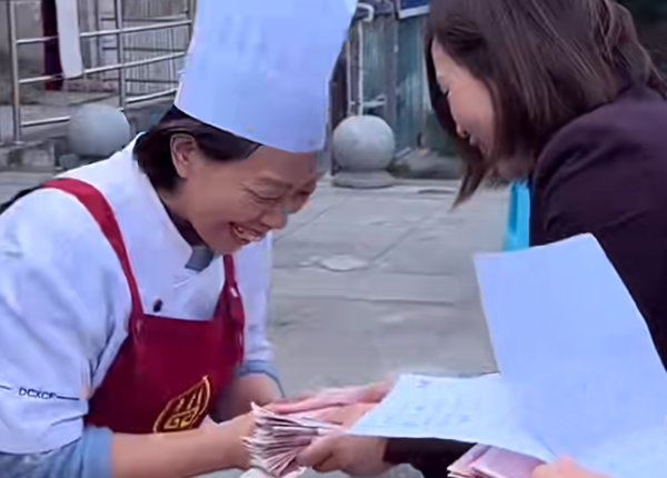 中國四川火鍋店將「161萬元」營收全發給員工