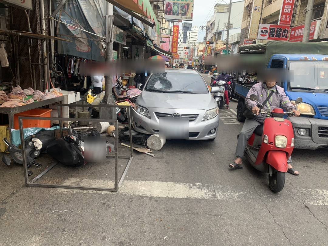 撞成一團！台中女駕駛「撿手機」分心　衝撞市場路人釀4車損毀、2人送醫