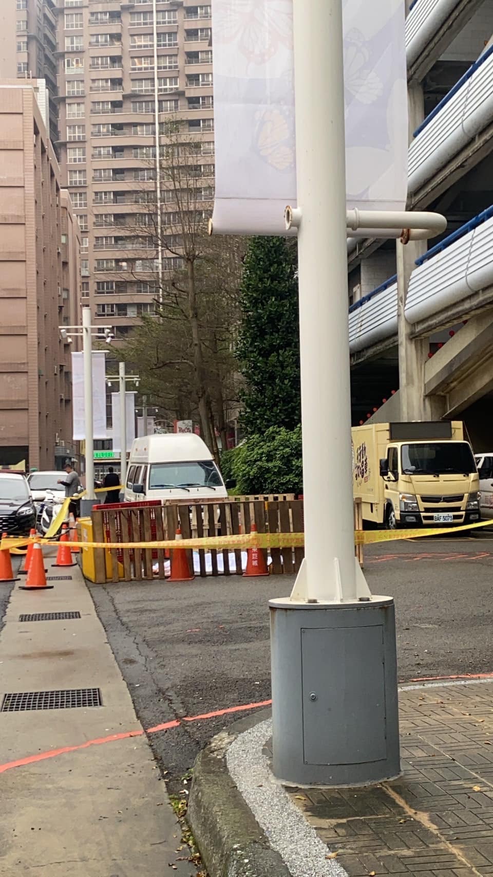 快訊／新竹巨城驚傳墜樓　40歲男疑從「停車塔」墜落慘亡