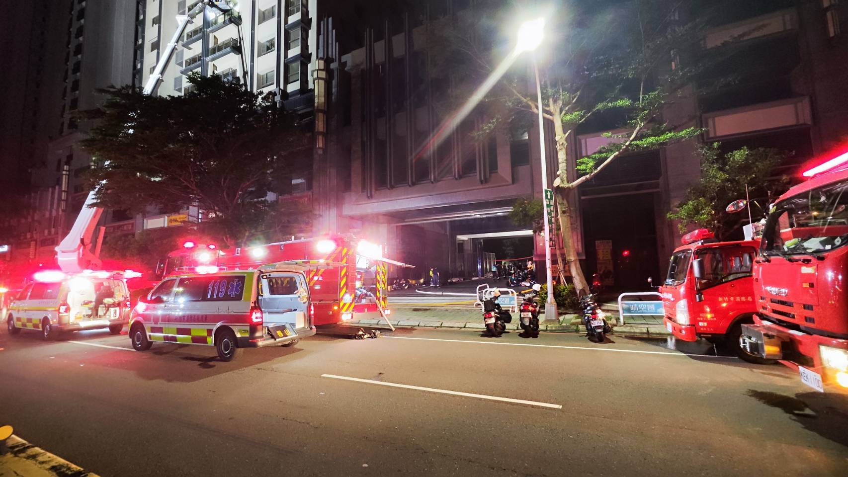新竹大樓深夜惡火！2消防員為救人殉職　火滅10小時仍有逾200人受困