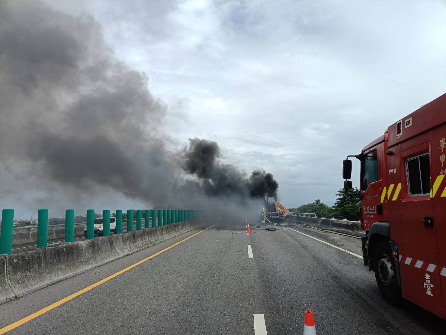 濃煙竄天！台南台84驚傳火燒車　「車成廢鐵」1人OHCA搶救中