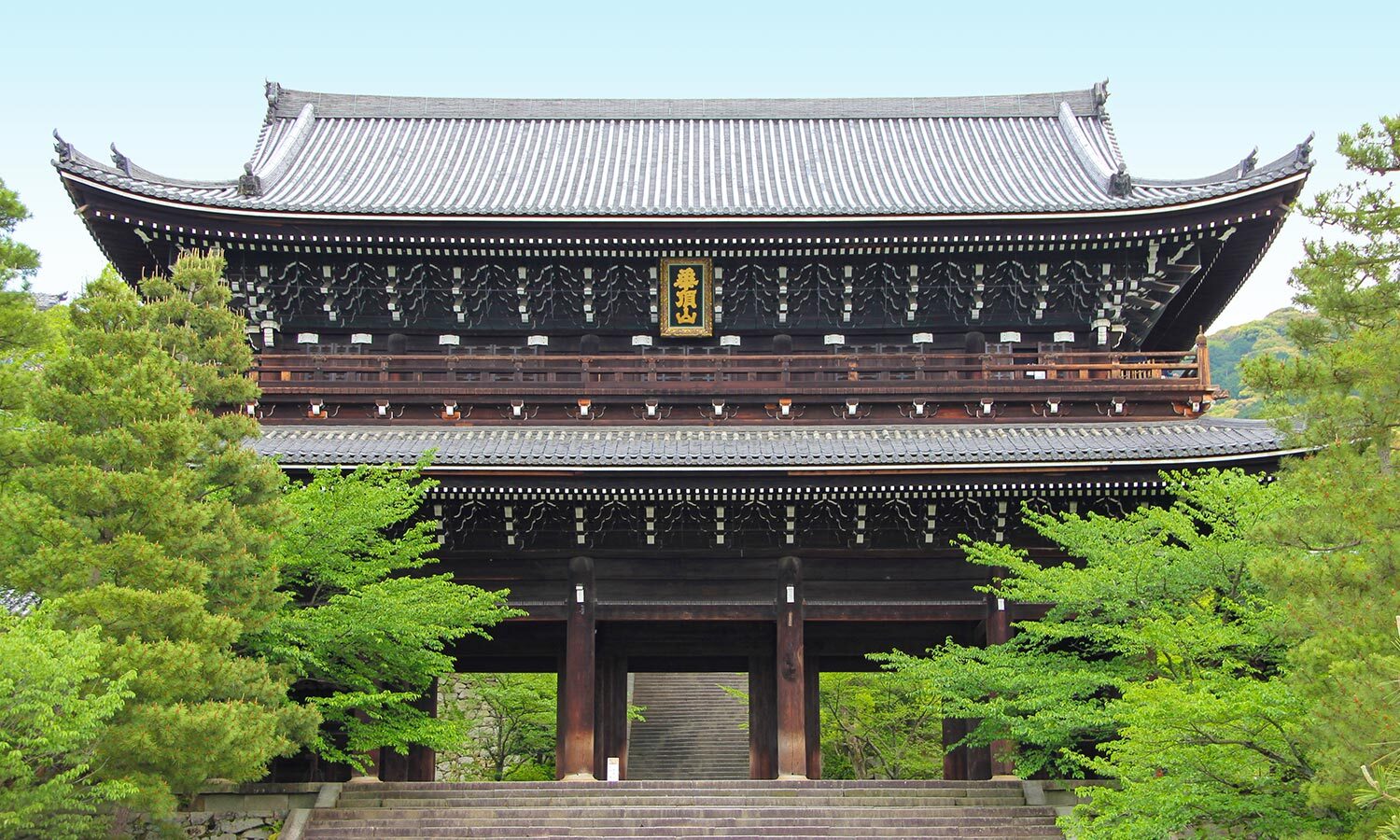 國寶被破壞！京都「知恩院」木柱遭人刻字　畫面曝光疑似英文字母