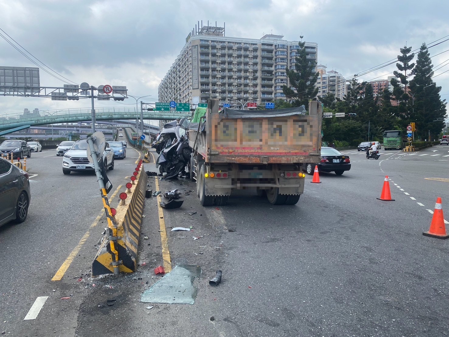 影／新店嚴重車禍！砂石車追撞「轎車變一坨廢鐵」43歲駕駛奇蹟生還