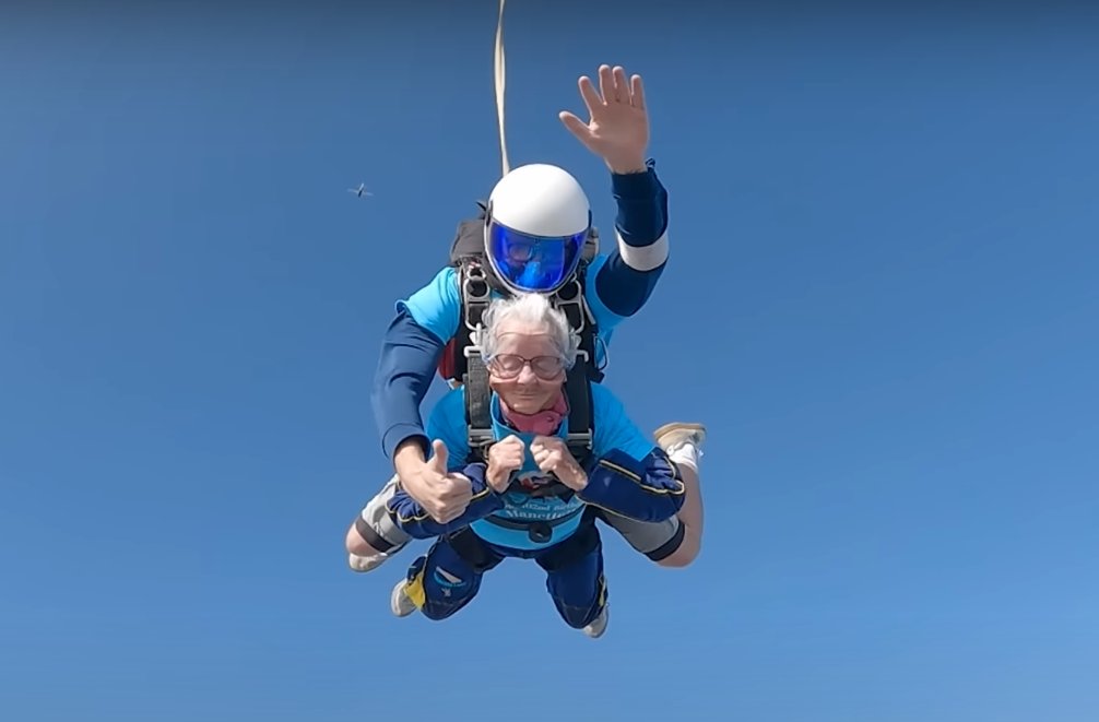 英國阿嬤高空跳傘慶102歲生日