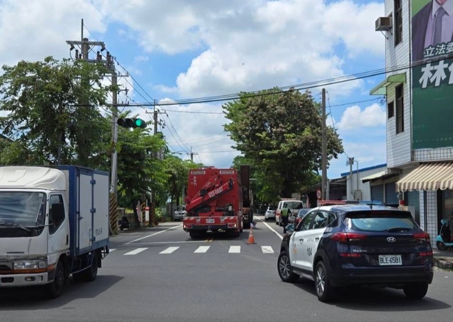 台南死亡車禍！曳引車右轉輾過直行老翁　「連人帶車遭拖行」慘死輪下