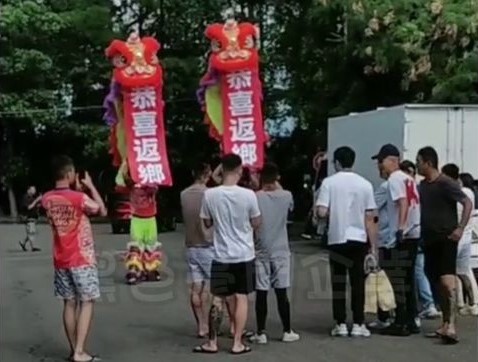 台中男替友人出獄接風請鋼管女郎舞獅團獄門前高調慶祝