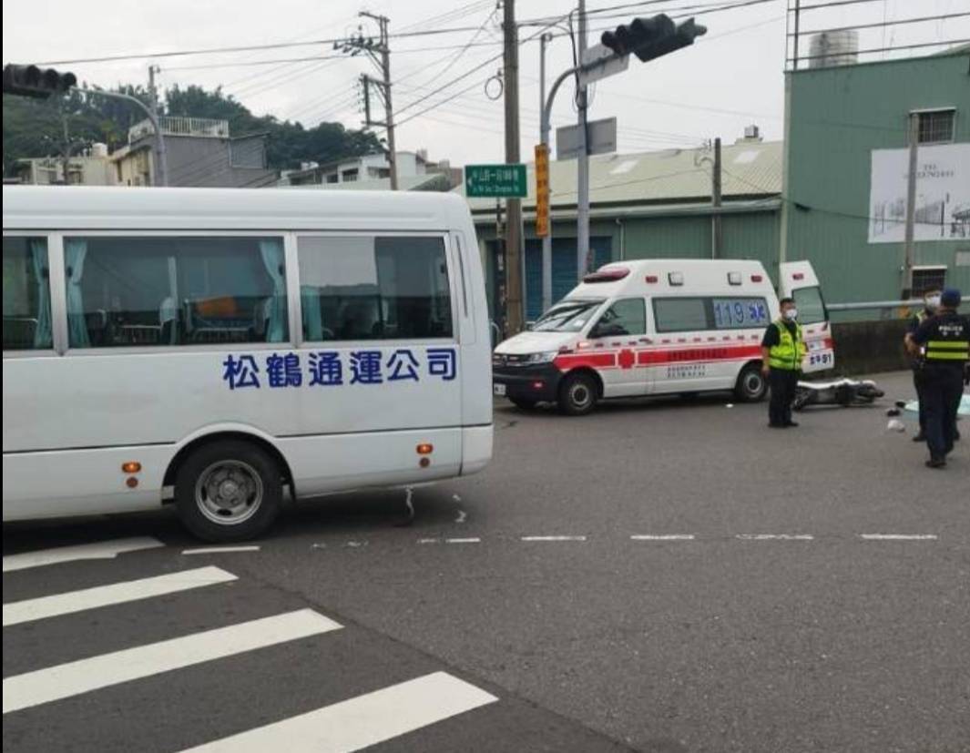 快訊／台中某校車撞死人！女騎士遭後方追撞倒地　「頭部重創」當場死亡