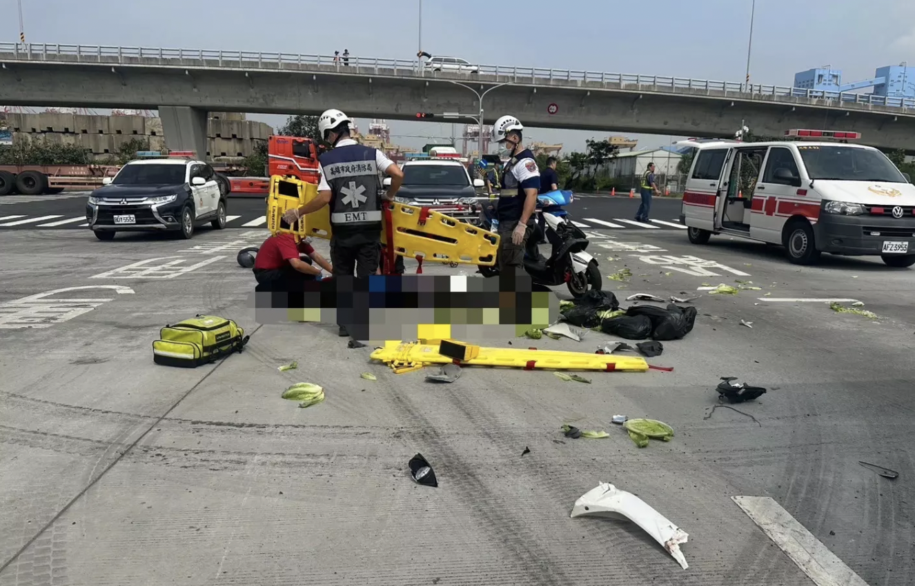 快訊／高雄港碼頭驚傳死亡車禍！貨櫃車與機車相撞　騎士爆頭不治