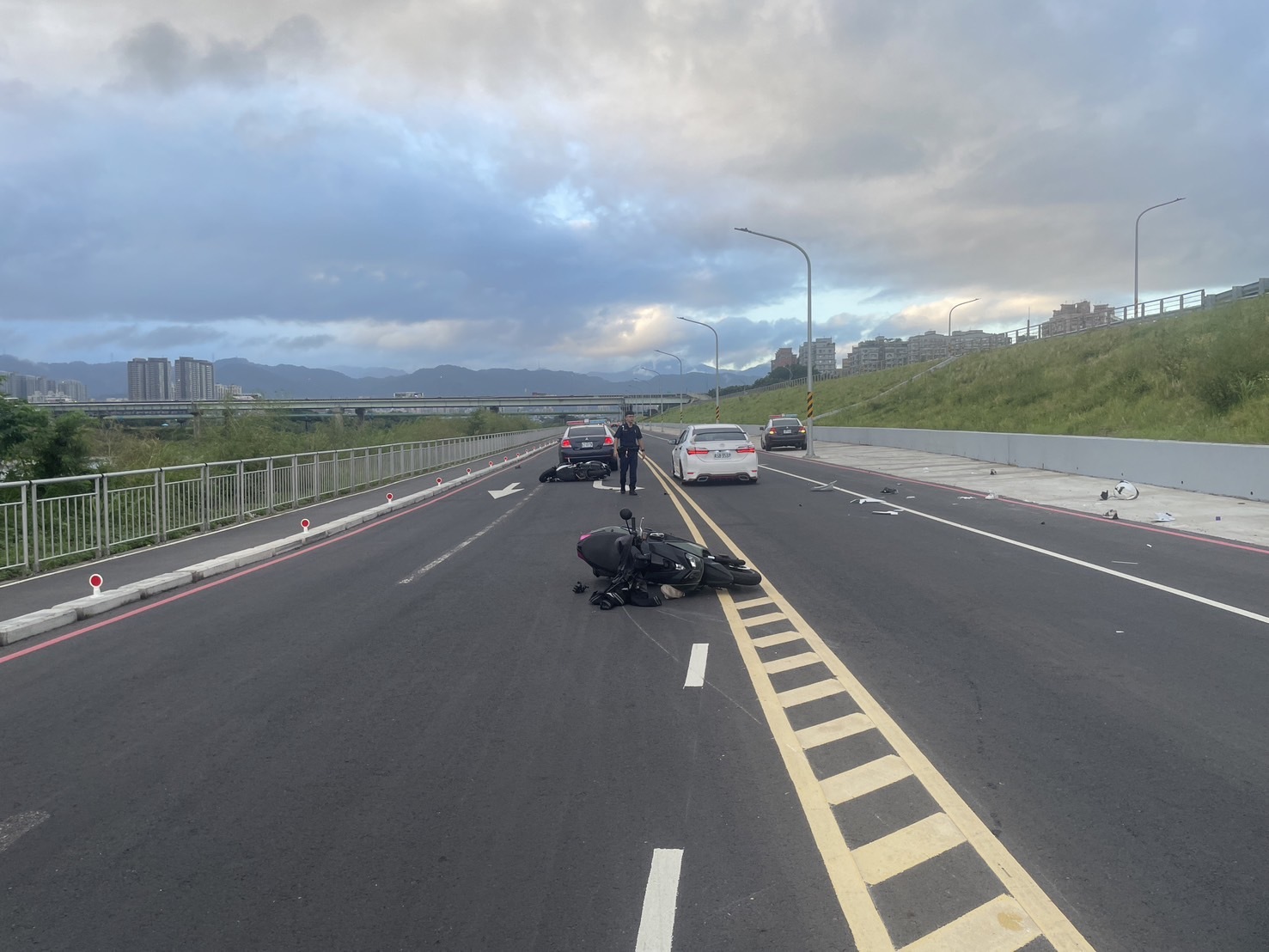 又是無照惹禍！板橋2騎士擦撞噴飛對向車道　18歲騎士撞上電線桿亡