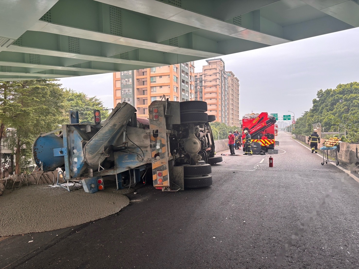 快訊／水源快速道路水泥車翻覆「駕駛卡2hrs才脫困」　送醫宣告不治