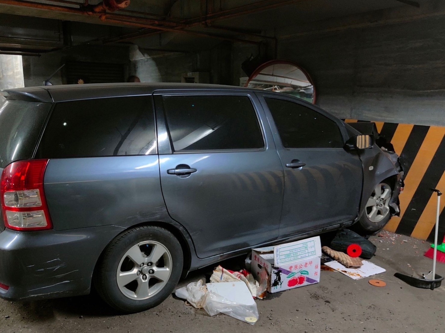  台南地下室離奇車禍！72歲老翁「油門當煞車踩」撞牆　送醫搶救不治