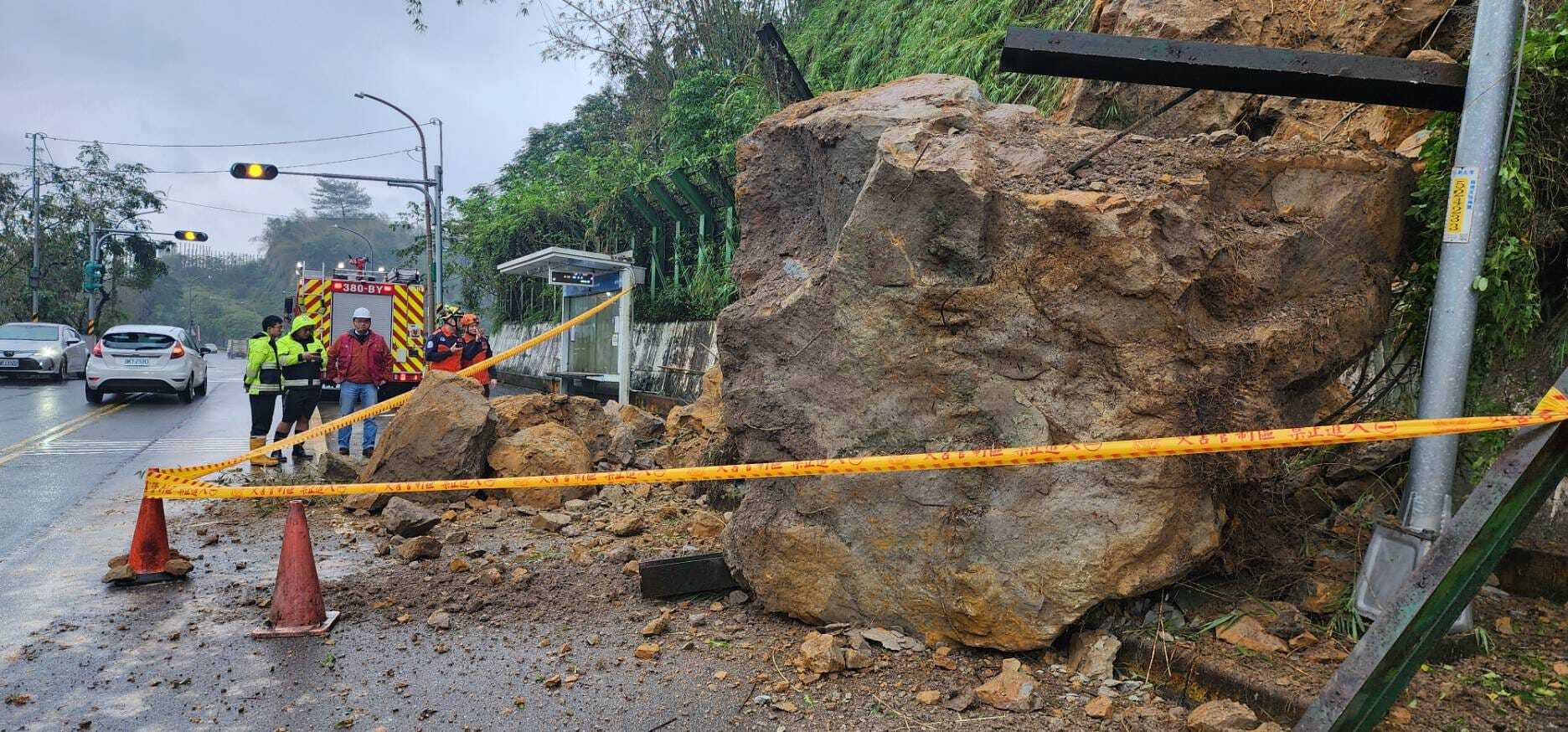 快訊／汐止驚傳土石流！綿綿細雨1個月下不停　康寧街巨大土石崩落