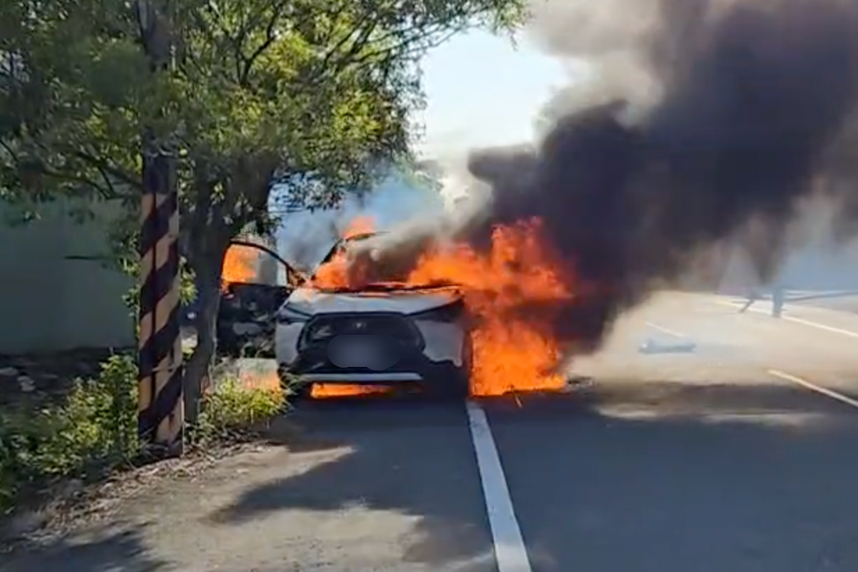 快訊／台南驚傳火燒車！開一半突冒煙起火　「車燒成廢鐵」2人送醫