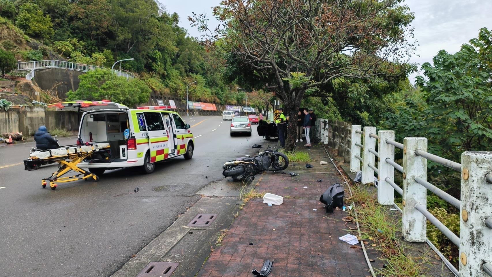 台中死亡車禍！19歲女騎車遭撞噴飛「跌落3樓高邊坡」　送醫搶救不治