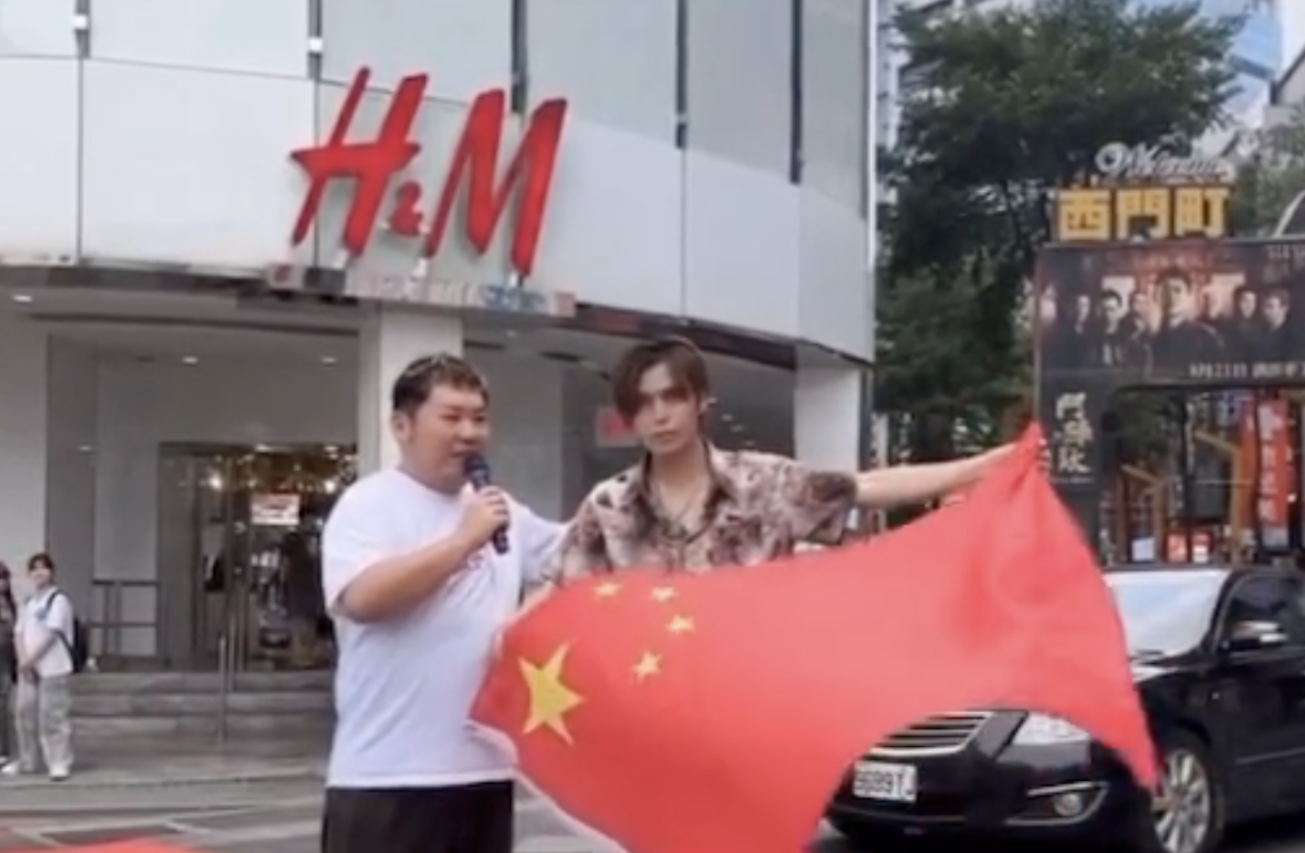 日男揮五星旗遭驅逐出境！哭訴「我妻小還在台灣」　中國網挺：你做得沒錯