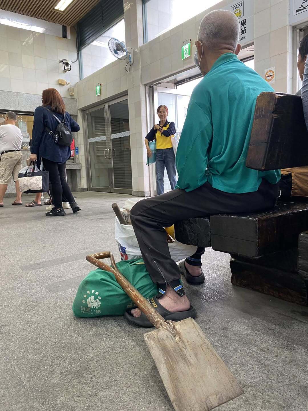 90歲阿公肩挑鏟子救災　人間菩薩感動全台