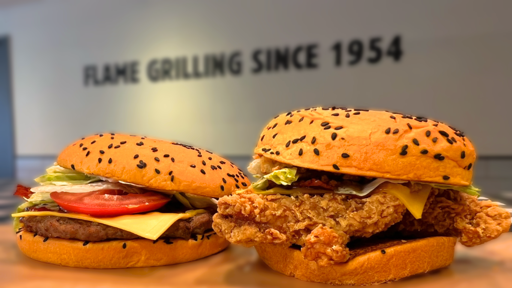 漢堡王「萬聖節限定套餐」開吃！橘色麵包搭黑芝麻　大片烤牛、炸腿開吃