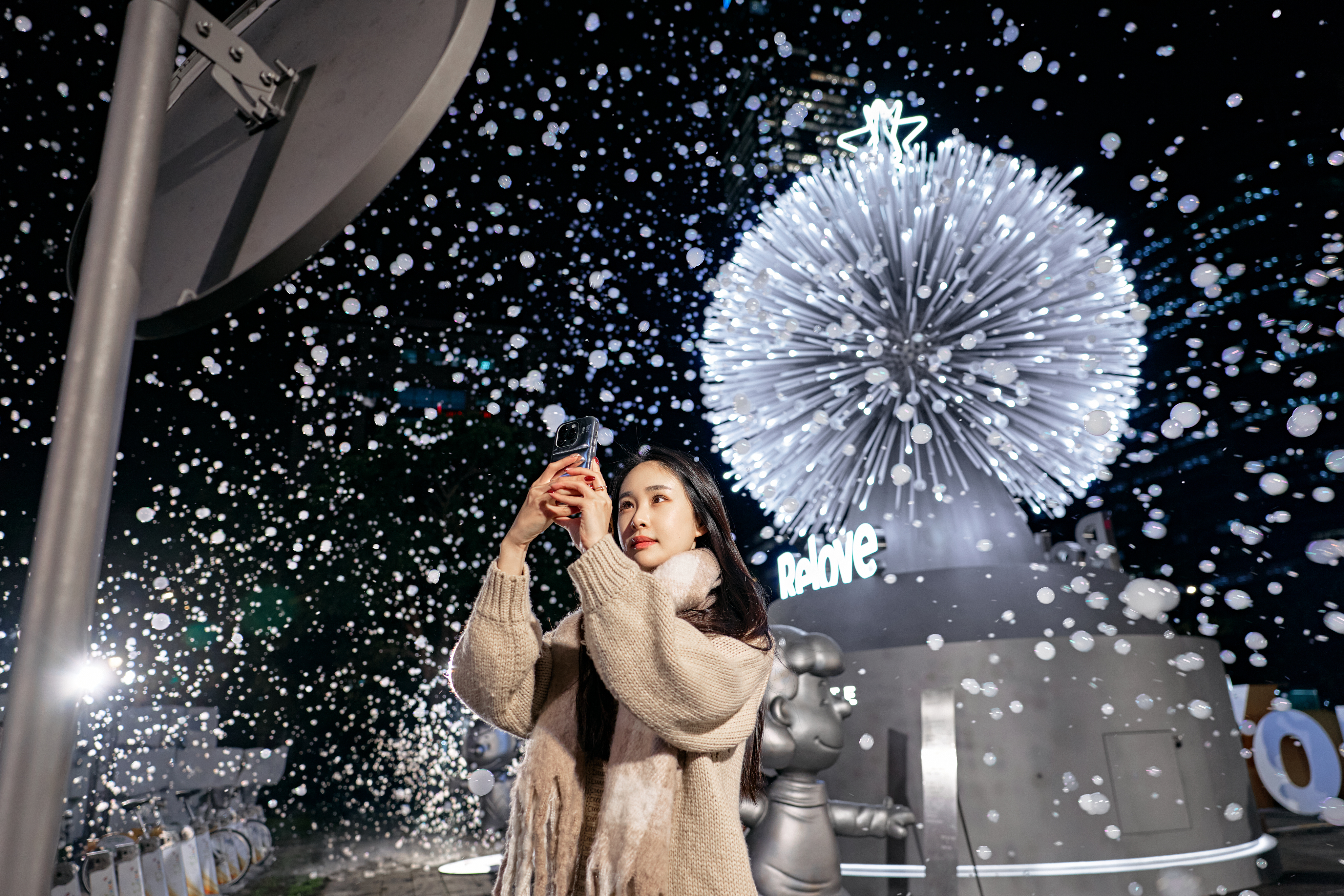 北市最療癒聖誕樹！「呼吸樹」光影藝術裝置超美　Snoopy純銀限定版亮相