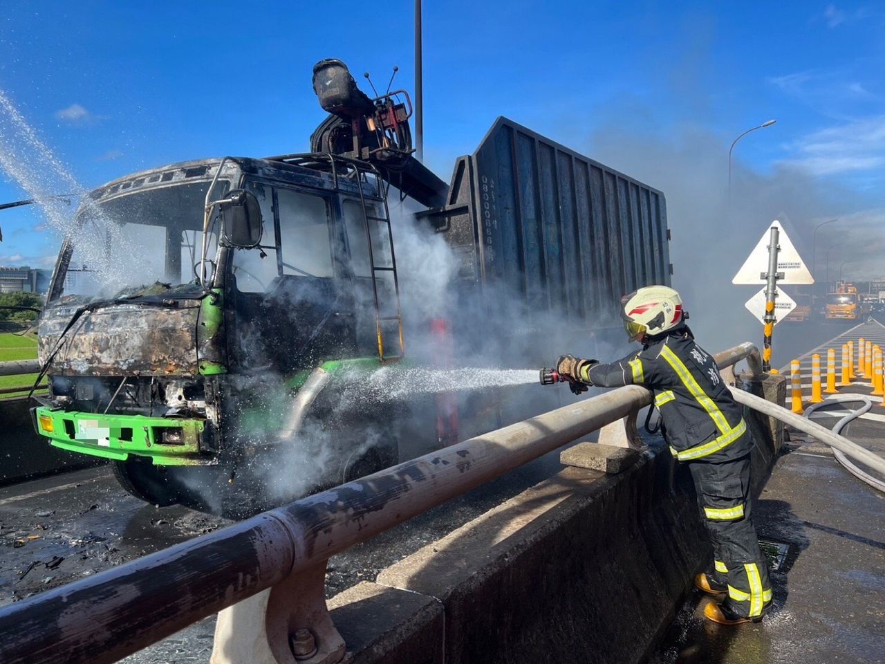 下匝道突起火！台66貨車「遭火舌濃煙吞噬」駕駛急跳車 車流回堵3km - ENews新聞網