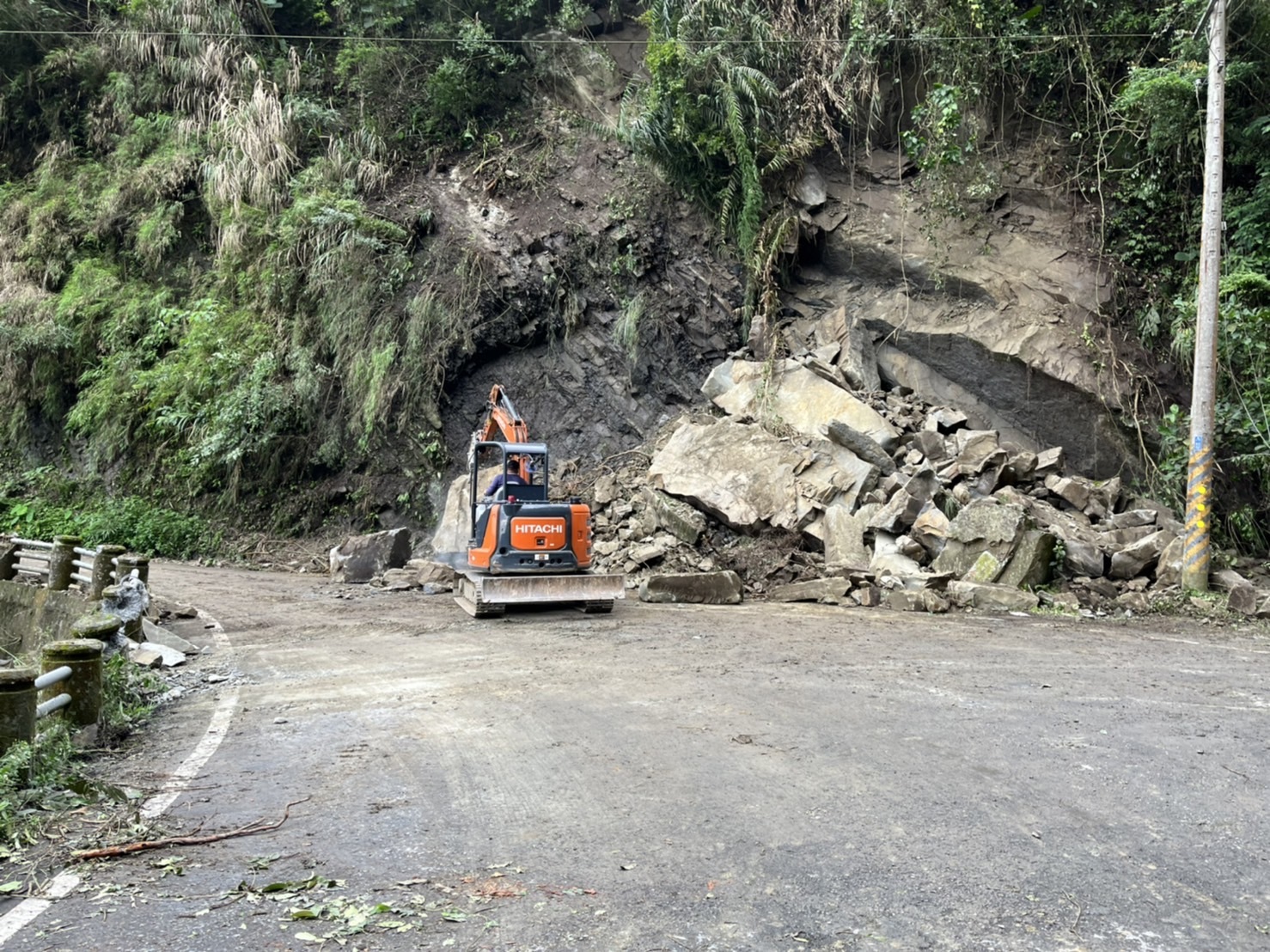 下雨天別走這！嘉義山區大雨土石坍方 巨石轟然而下阻道路嚇壞駕駛 蕃新聞 6094