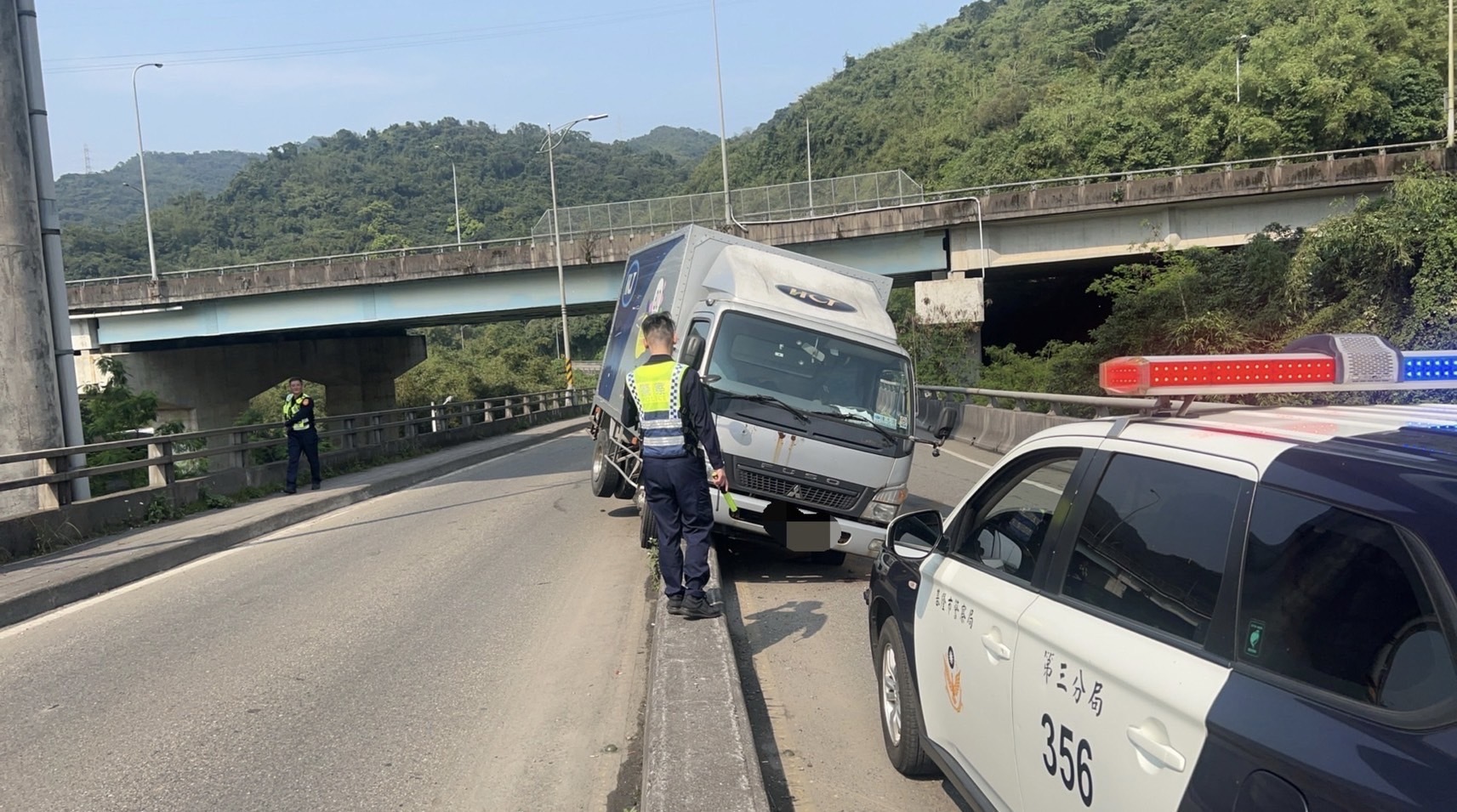 【交通意外】基隆七堵區小貨車自撞分隔島 駕駛無大礙