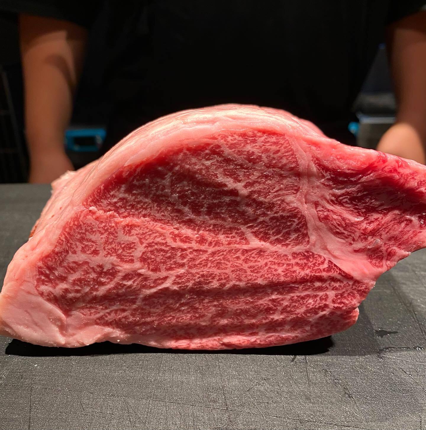 台中頂級燒肉店「和牛EMPEROR」遭爆料使用過期食材，最高罰款恐達2億元