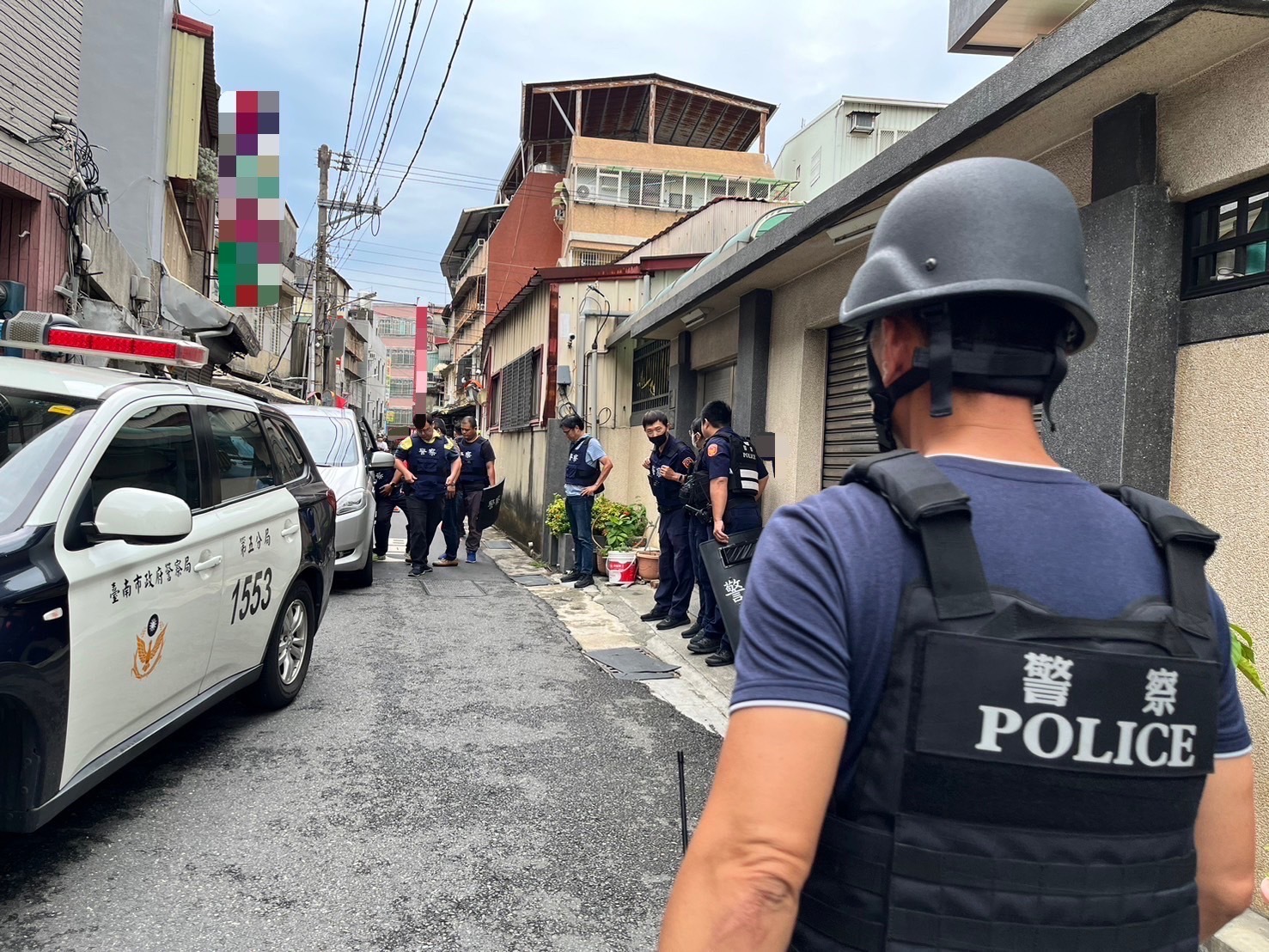 囂張！台南北區民宅附近「怪男」持槍逛大街　警攻堅逮12把空氣槍