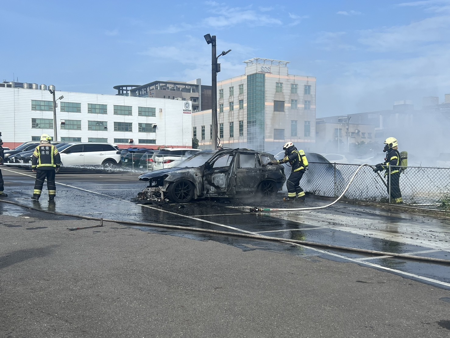 龜山區停車場驚傳火燒車 一BMW休旅車與小轎車慘遭燒毀