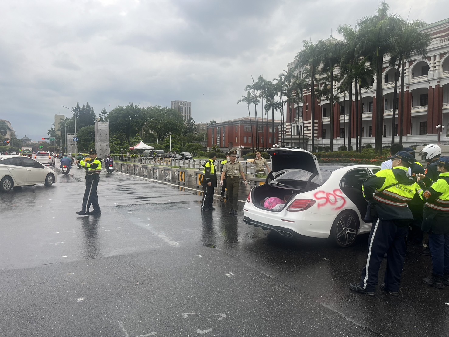 車上噴漆「國家認知作戰」！男子竟衝撞總統府花臺　遭警上銬帶走