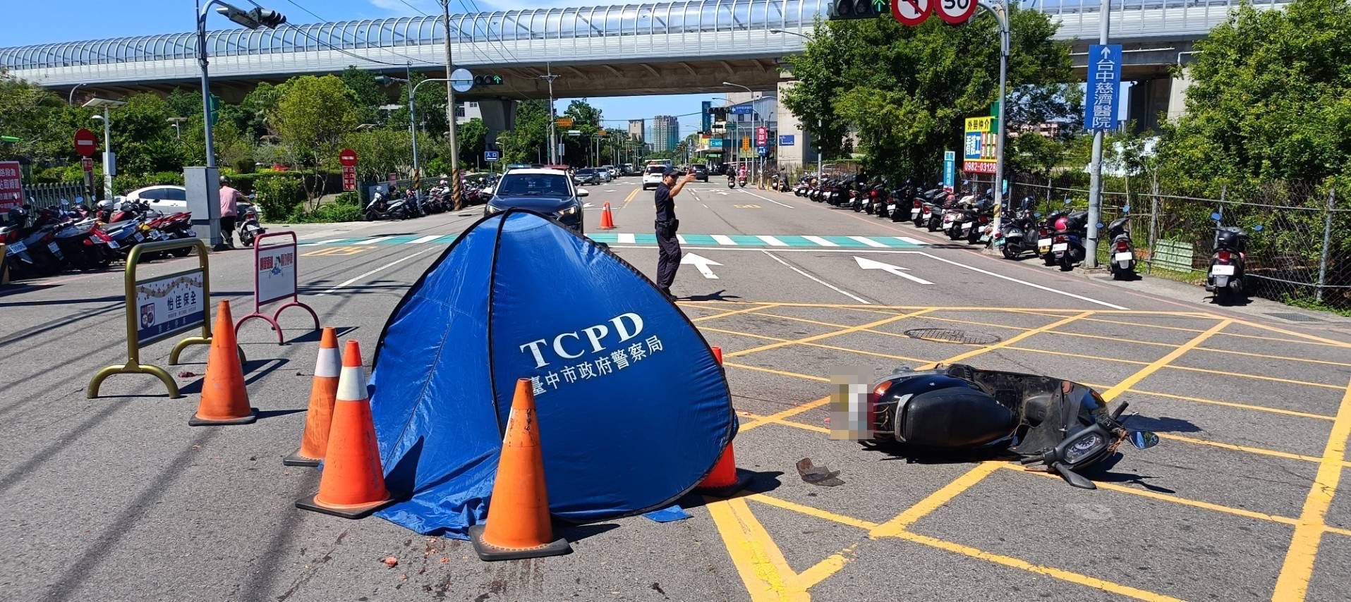 醫院前也救不了！機車騎士「闖雙黃線」遭砂石車撞飛　當場倒地「遭碾」蓋白布