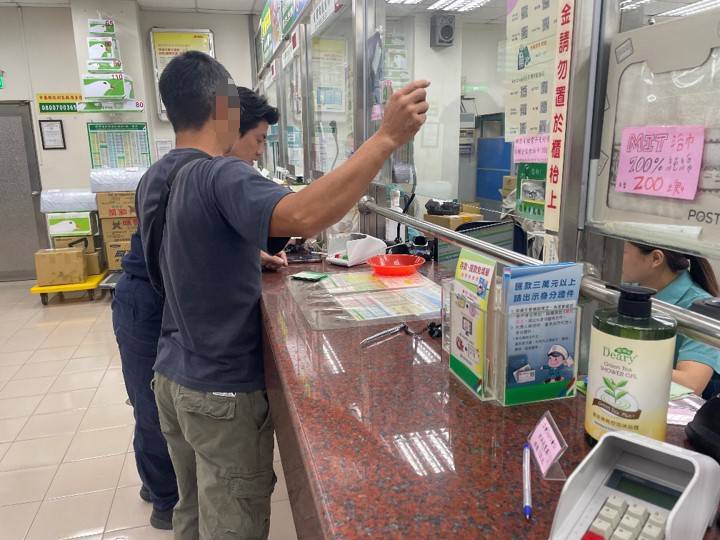 男遇假買家「7-11賣貨便」詐騙　員警急攔阻：再轉就沒了