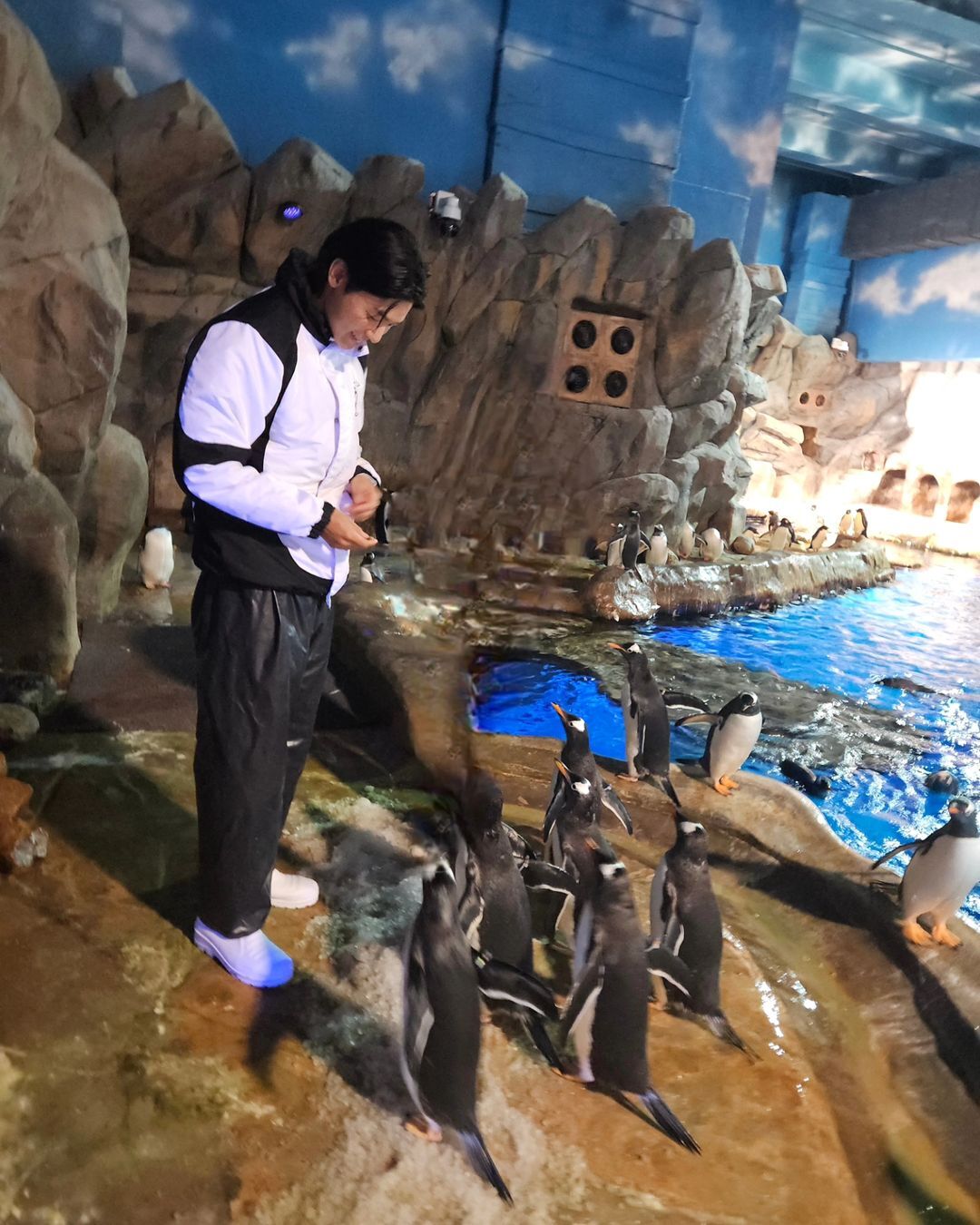  CNBLUE鼓手姜敏赫香港慶生之旅：初體驗海洋公園，粉絲驚喜連連
