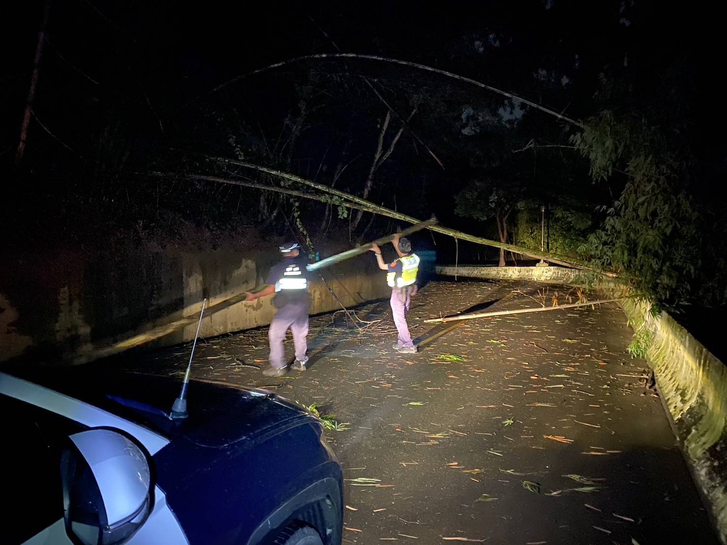  凱米颱風襲台災情頻傳　台南深夜「竹叢倒塌擋道」警冒雨搶救