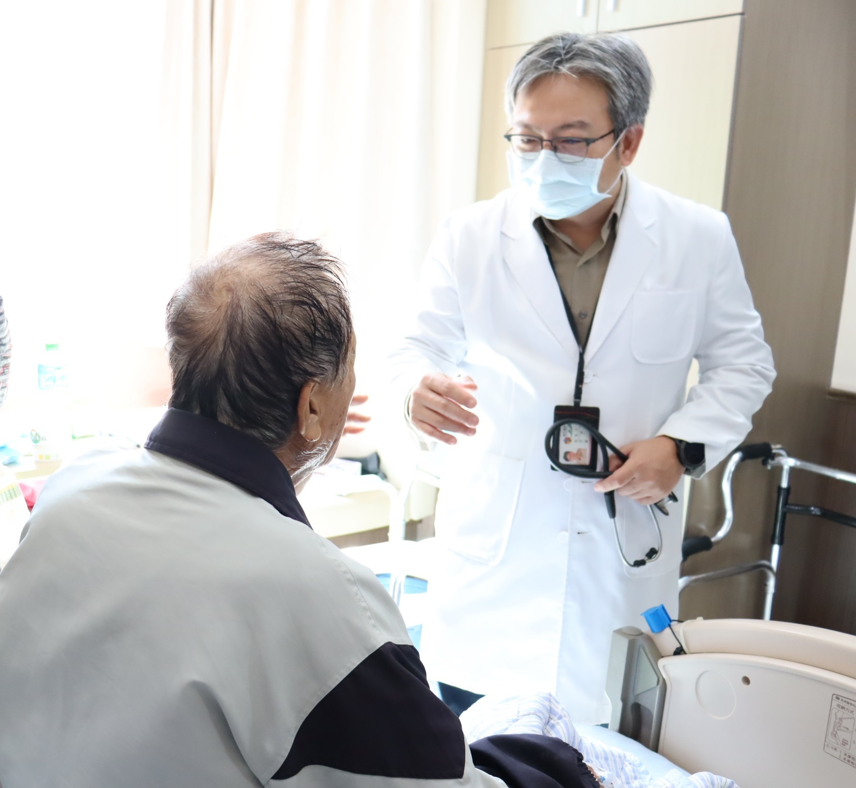 車禍撞斷9根肋骨!80歲老翁持續吃抗凝血劑反變「血胸」 差點休克